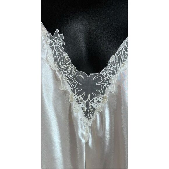Beautiful women Vintage Intimo Amore Vintage CREAM/WHITE Satin Negligee Floral P - Picture 3 of 12